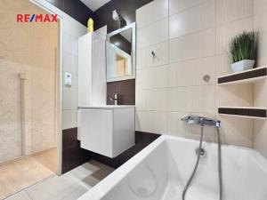 Pronájem bytu 3+1, Praha - Hlubočepy, Lamačova, 63 m2