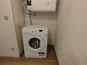 Pronájem bytu 1+1, Praha - Dubeč, náměstí U lípy svobody, 32 m2