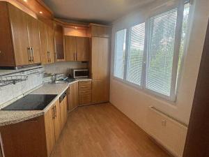 Prodej bytu 3+1, Karlovy Vary, Maďarská, 61 m2