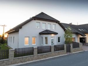 Prodej rodinného domu, Popovičky, Na Skalce, 340 m2