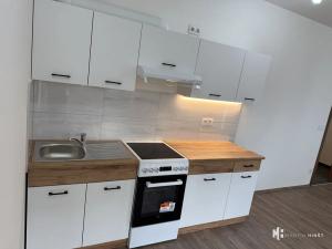 Pronájem bytu 1+kk, Praha - Hlubočepy, Fabiánové, 31 m2