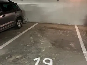 Pronájem garážového stání, Praha - Holešovice, Osadní, 11 m2