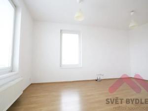 Pronájem bytu 1+kk, Praha - Hloubětín, Nademlejnská, 33 m2