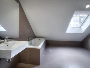 Pronájem bytu 1+kk, Praha - Karlín, Sokolovská, 78 m2