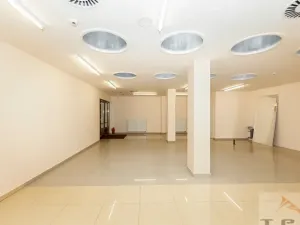 Prodej obchodního prostoru, Karlovy Vary, Divadelní náměstí, 100 m2