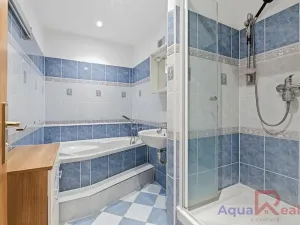 Prodej bytu 2+kk, Karlovy Vary, nám. V. Řezáče, 68 m2