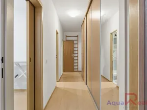 Prodej bytu 2+kk, Karlovy Vary, nám. V. Řezáče, 68 m2