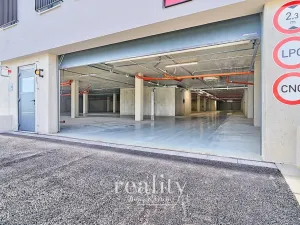 Pronájem garážového stání, Znojmo, Kosmákova, 17 m2