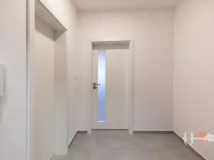 Pronájem bytu 1+kk, Praha - Uhříněves, Douchova, 32 m2