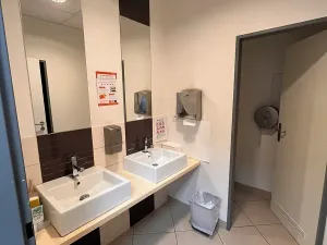 Pronájem kanceláře, Praha - Holešovice, Dělnická, 1251 m2