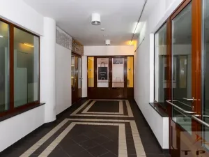 Prodej obchodního prostoru, Karlovy Vary, Divadelní náměstí, 100 m2