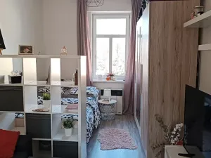 Pronájem bytu 1+1, Praha - Kobylisy, Bořanovická, 32 m2