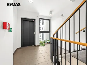 Pronájem bytu 2+kk, Praha - Vysočany, Sousedíkova, 55 m2