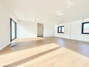 Prodej bytu 4+kk, Praha - Holyně, náměstí Pod lípou, 127 m2