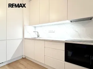 Pronájem bytu 1+kk, Praha - Hloubětín, Poděbradská, 45 m2