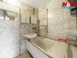 Prodej bytu 3+1, Karlovy Vary - Stará Role, Fibichova, 66 m2