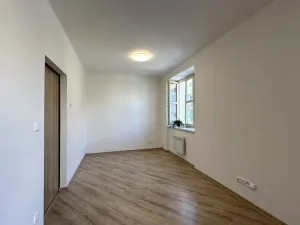 Pronájem bytu 1+kk, Znojmo, nám. Kpt. Otm. Chlupa, 33 m2
