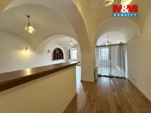 Pronájem atypického bytu, Kadaň, Mírové náměstí, 78 m2