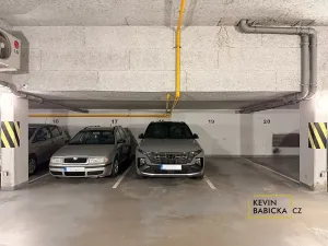 Pronájem garážového stání, Brno, Kosmova, 13 m2