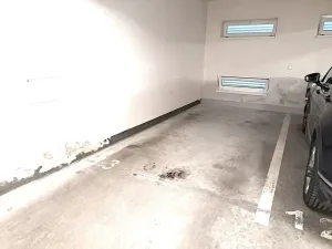 Pronájem garážového stání, Hradec Králové, Rybova, 10 m2