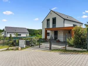 Prodej rodinného domu, Kamenice, Lužní, 141 m2