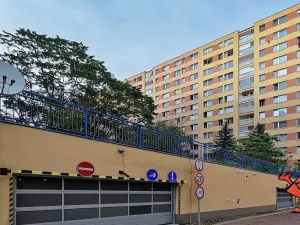 Pronájem garážového stání, Praha - Troja, Hnězdenská, 15 m2