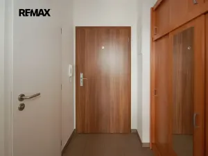 Pronájem bytu 1+kk, Velký Osek, U hřiště, 33 m2