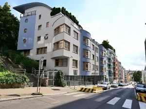 Pronájem garážového stání, Praha - Žižkov, Jeseniova, 14 m2