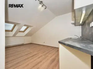 Pronájem bytu 2+kk, Plzeň, Skvrňanská, 37 m2