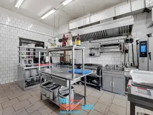 Pronájem restaurace, Praha - Záběhlice, Roztylské náměstí, 335 m2