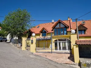 Prodej činžovního domu, Černolice, Ke dvoru, 375 m2