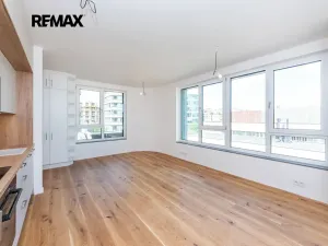 Pronájem bytu 1+kk, Praha - Radlice, U Komína, 37 m2