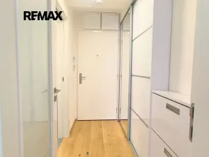 Pronájem bytu 1+kk, Praha - Smíchov, Podbělohorská, 39 m2