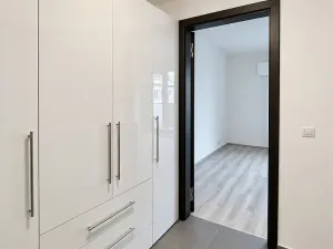 Pronájem bytu 1+kk, Praha - Holešovice, Na Maninách, 33 m2