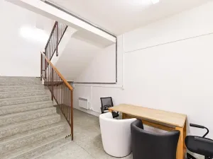 Prodej obchodního prostoru, Praha - Horní Počernice, Komárovská, 210 m2
