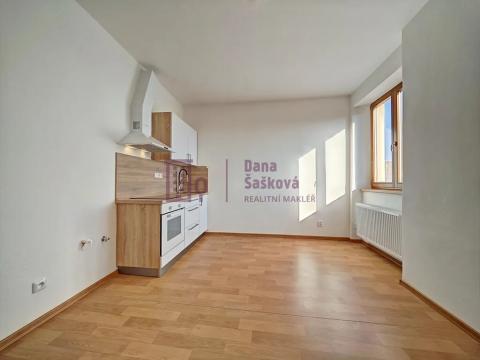 Pronájem bytu 1+kk, Jindřichův Hradec, nám. Míru, 20 m2