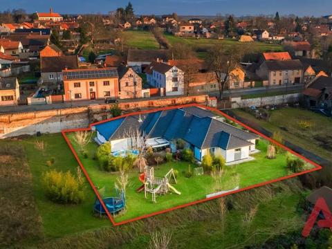 Prodej rodinného domu, Byšice, 365 m2
