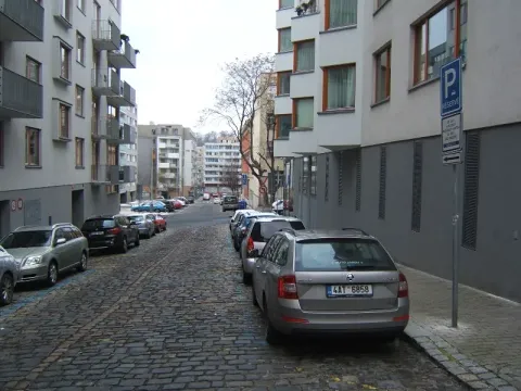 Pronájem garážového stání, Praha - Žižkov, Jeseniova, 15 m2