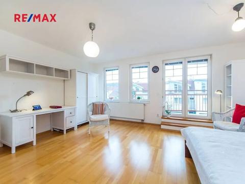 Pronájem bytu 1+kk, Praha - Kunratice, Velké Kunratické, 34 m2