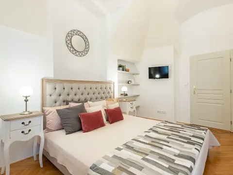 Pronájem bytu 2+kk, Praha - Staré Město, Náprstkova, 38 m2