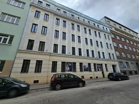 Pronájem garážového stání, Brno, Bratislavská, 13 m2