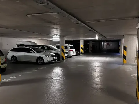 Pronájem garážového stání, Praha - Smíchov, Tomkova, 13 m2