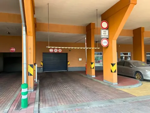 Pronájem garážového stání, Praha - Vysočany, Poděbradská, 12 m2