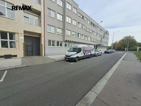Pronájem garážového stání, Praha - Střešovice, Parléřova, 14 m2